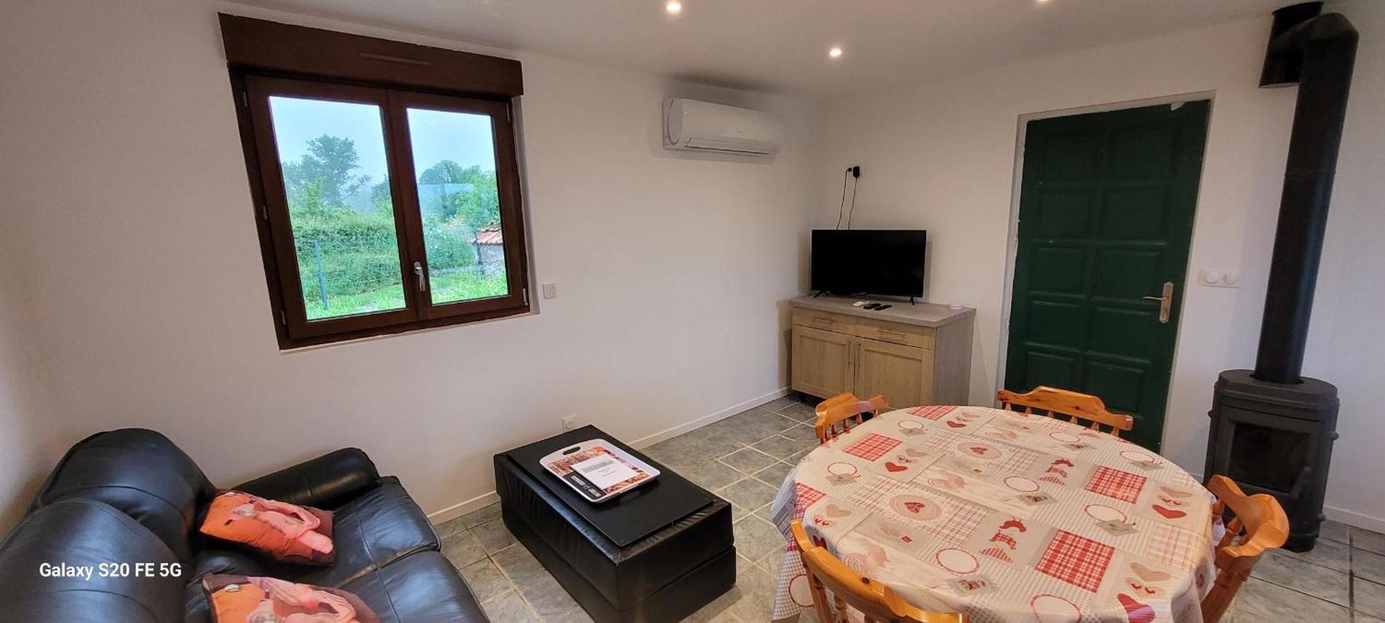 Maison A La Campagne Avec Piscine Flayat Zewnętrze zdjęcie